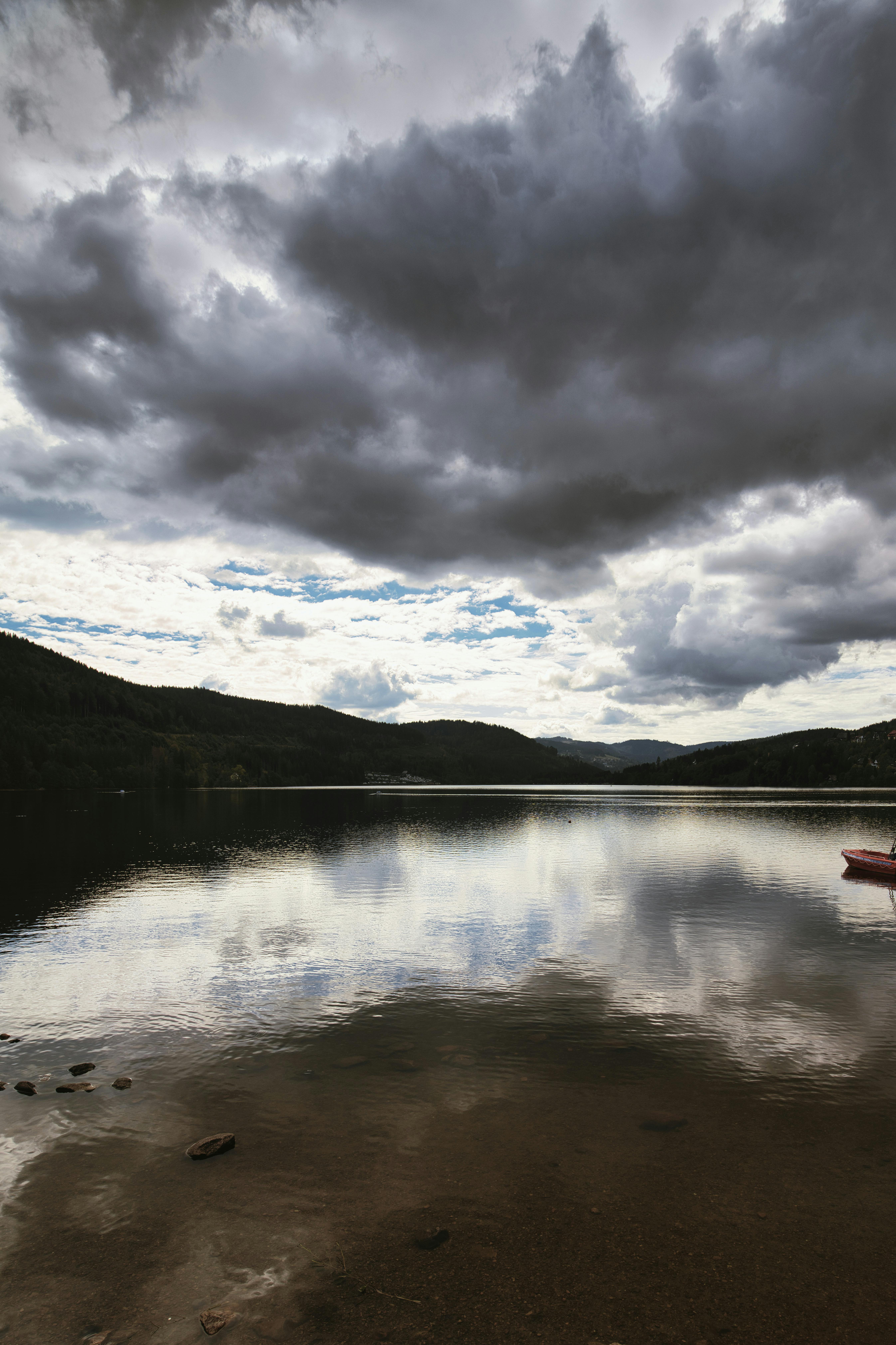 אגם שקט ועננים דרמטיים | Quiet Lake and Dramatic Clouds