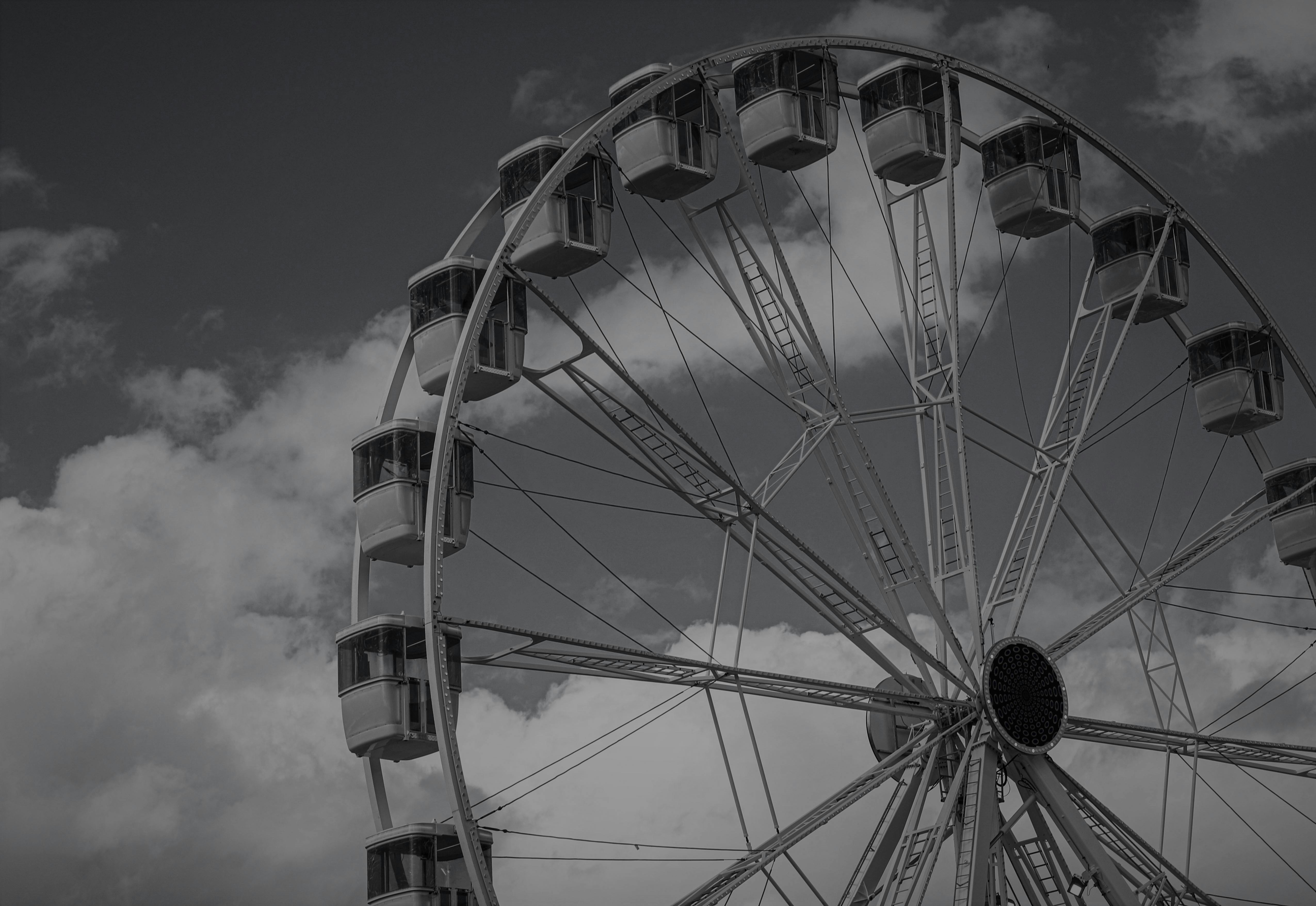 גלגל ענק בשחור לבן ושמיים מעוננים | Black and White Ferris Wheel and Cloudy Sky