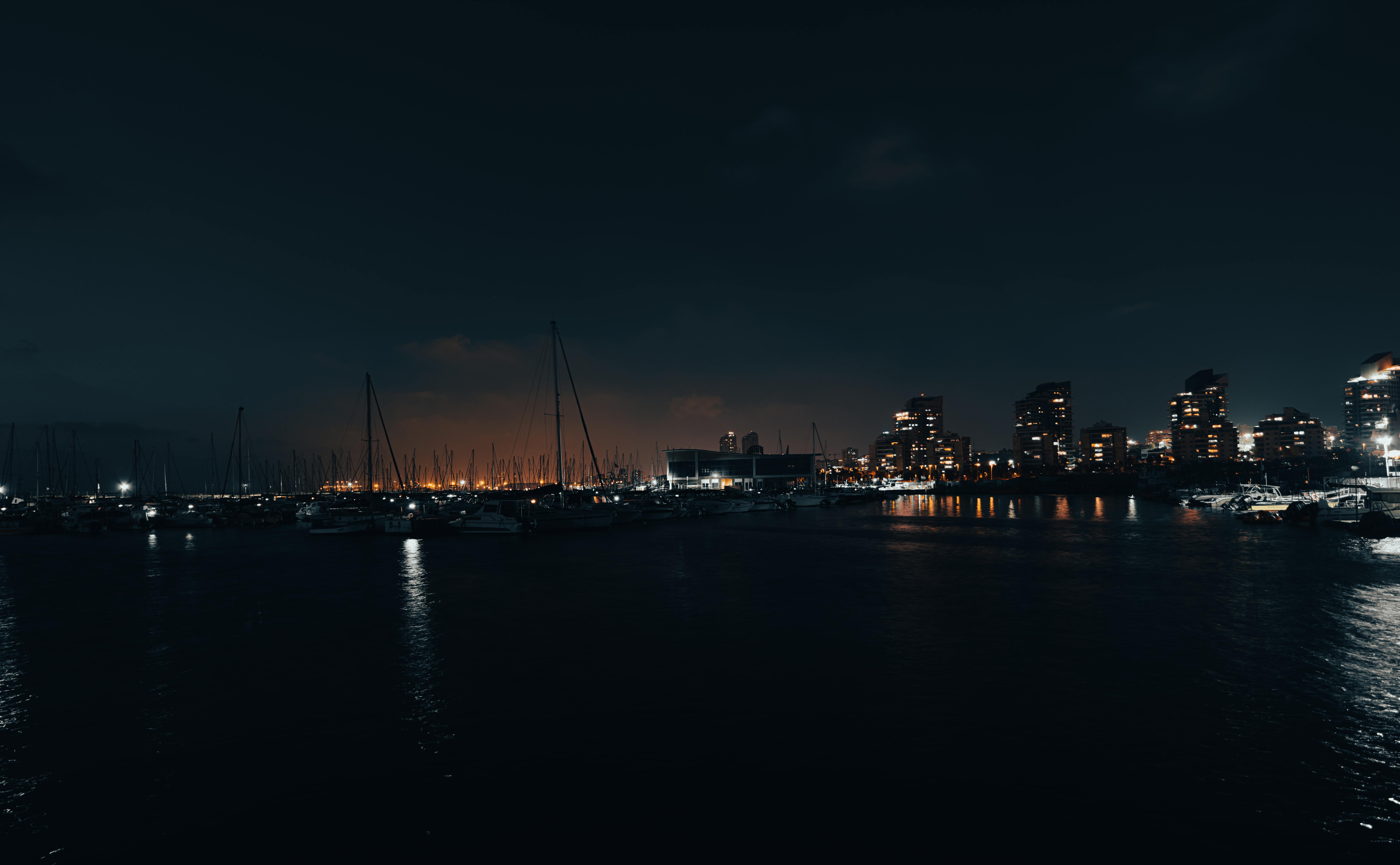 מרינה וקו רקיע של עיר בלילה | Marina and City Skyline at Night