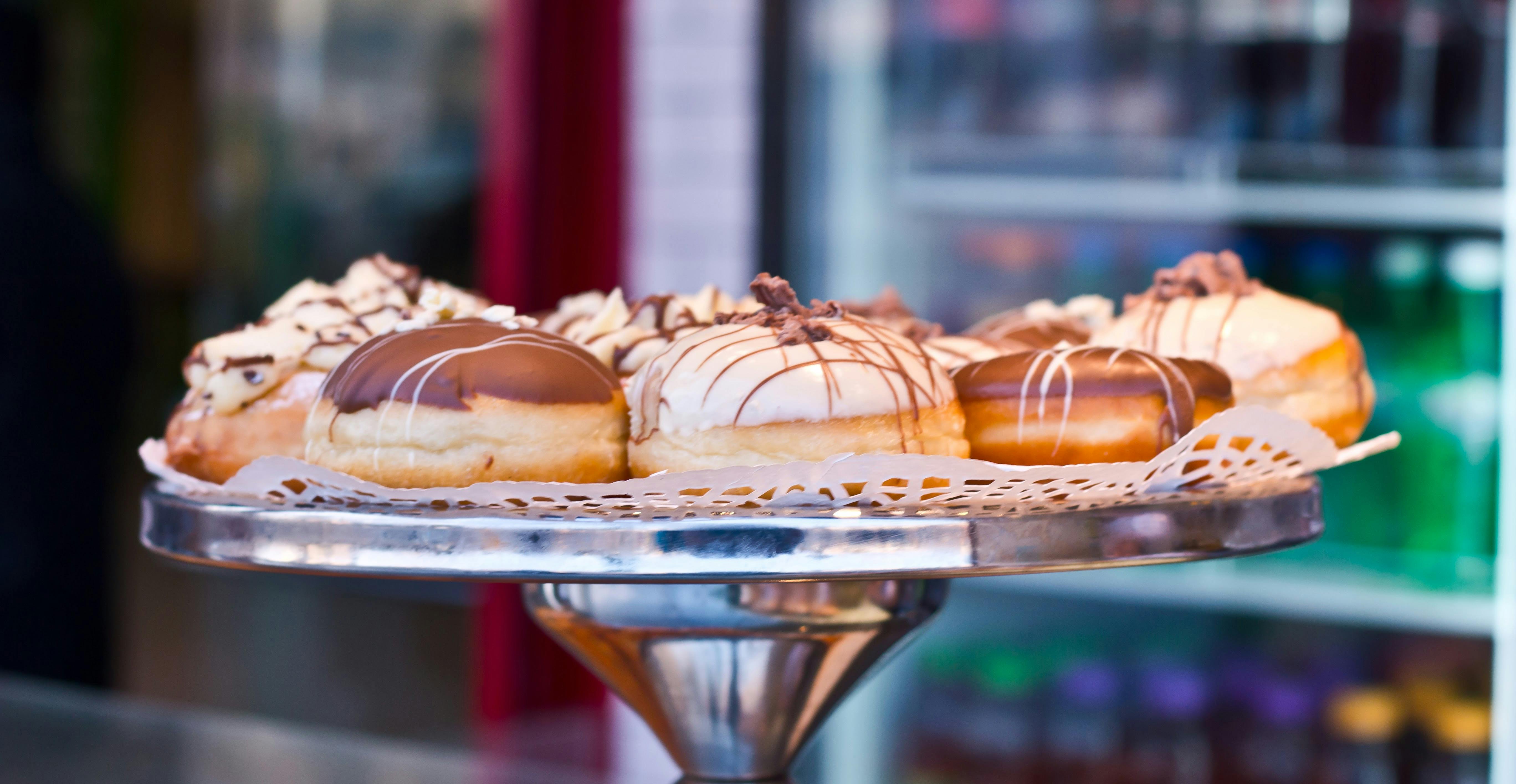 מגש דונאטס מצופים וסופגניות | Tray of Coated Donuts and Sufganiyot