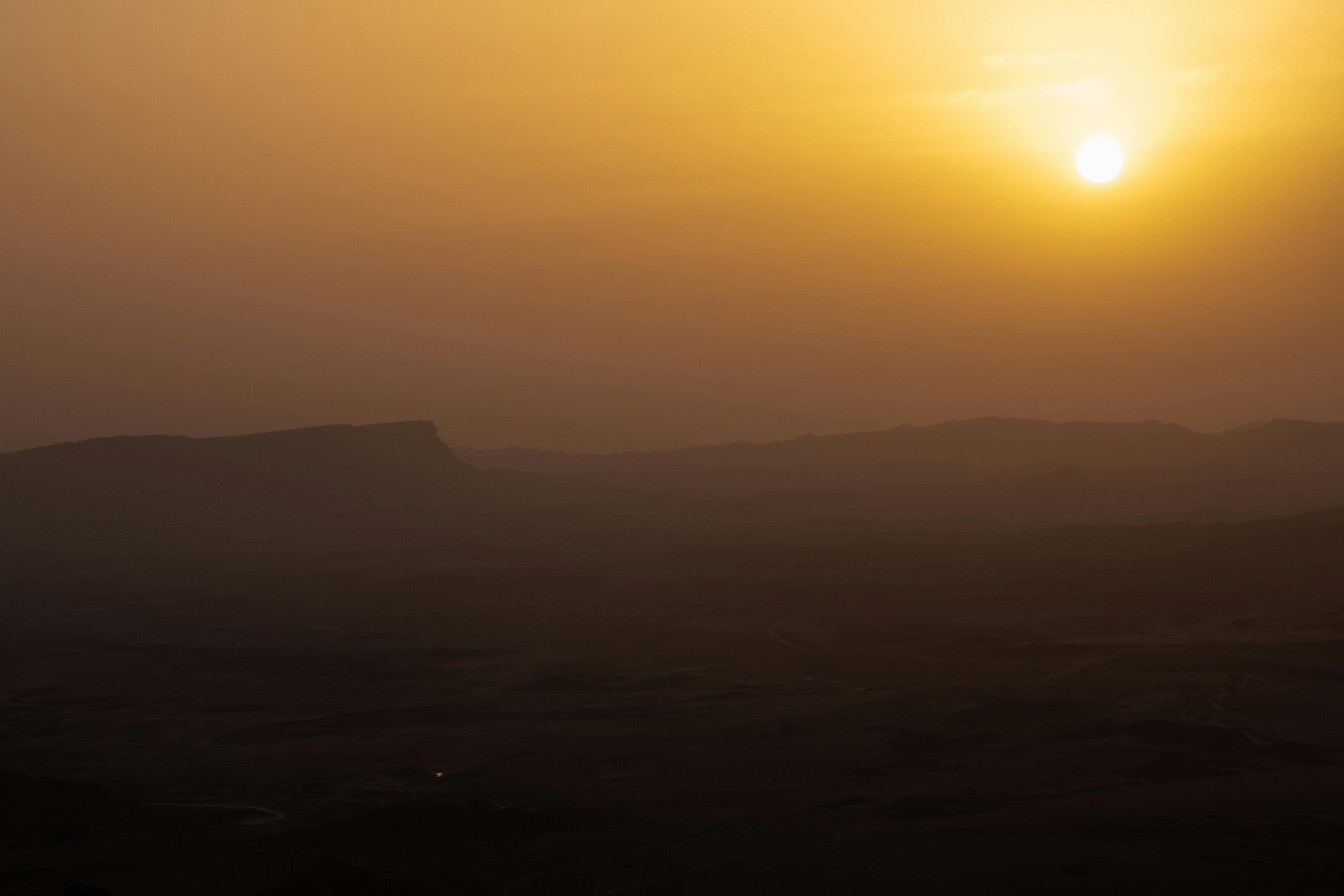 שקיעה זהובה מעל גבעות ערפיליות | Golden Sunset over Misty Hills
