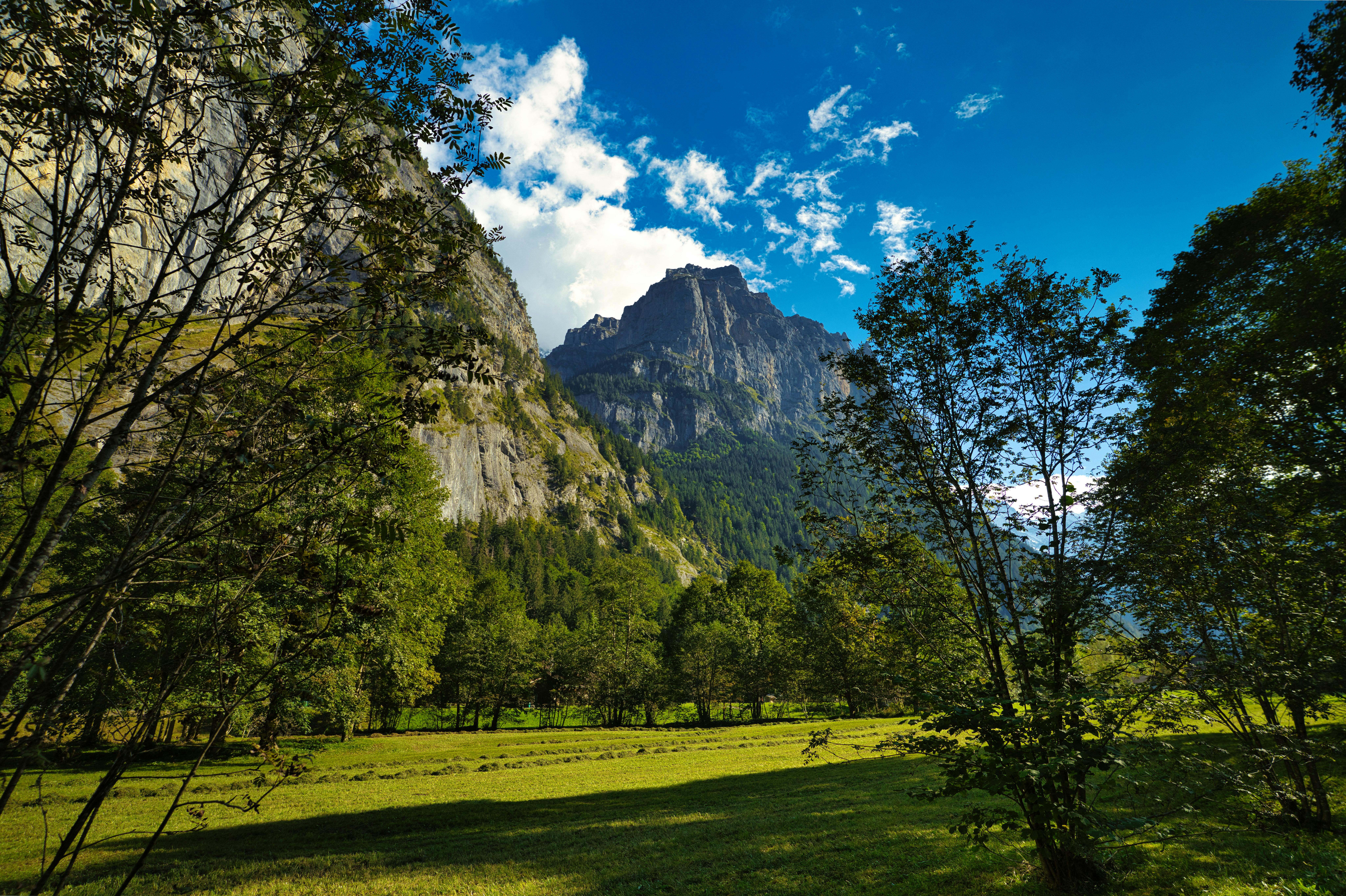הר סלעי מרשים ועמק ירוק | Impressive Rocky Mountain and Green Valley
