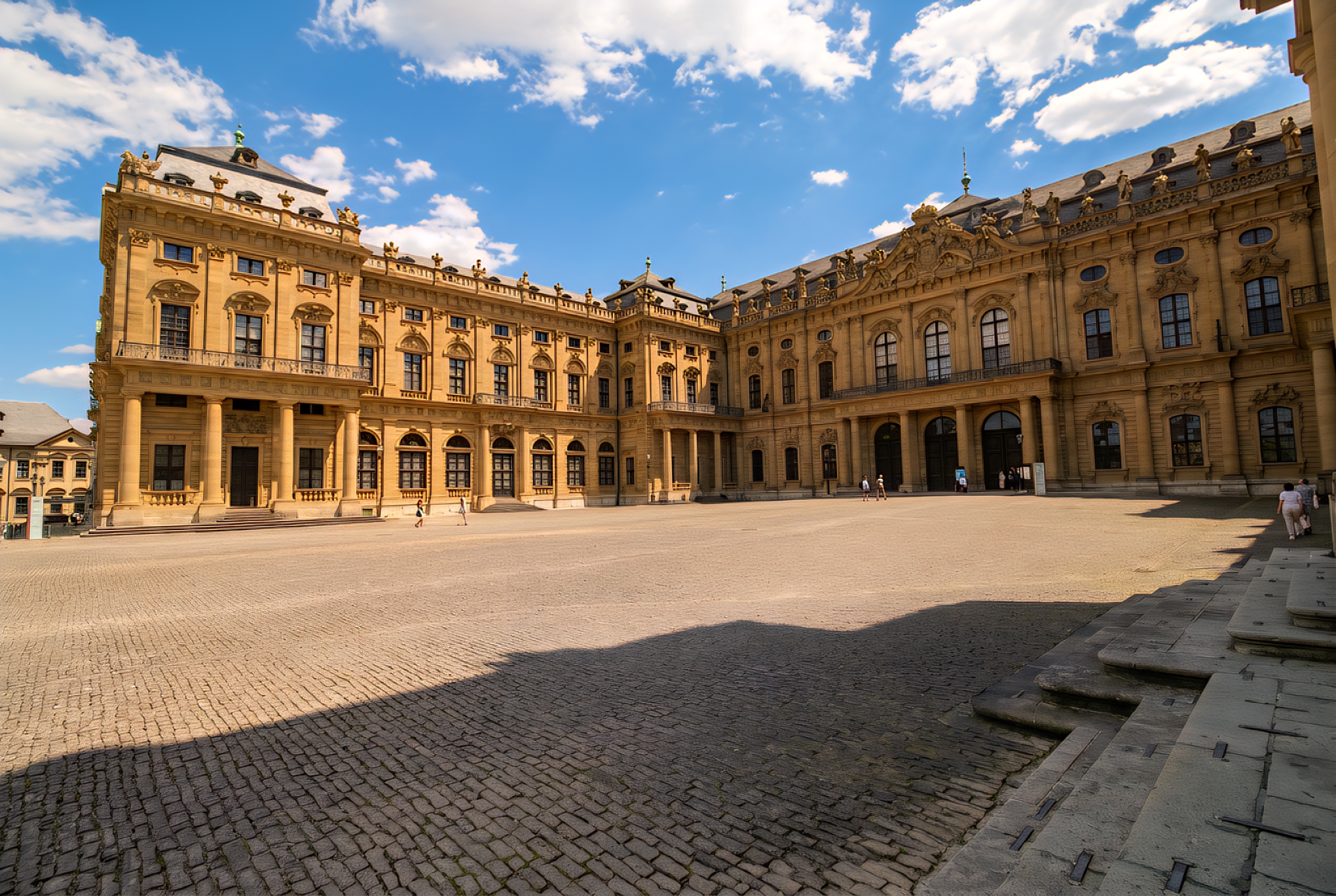 בתים היסטוריים משתקפים בתעלת מים תחת שמיים בהירים | Historic Houses Reflected in a Water Canal under Clear Skies