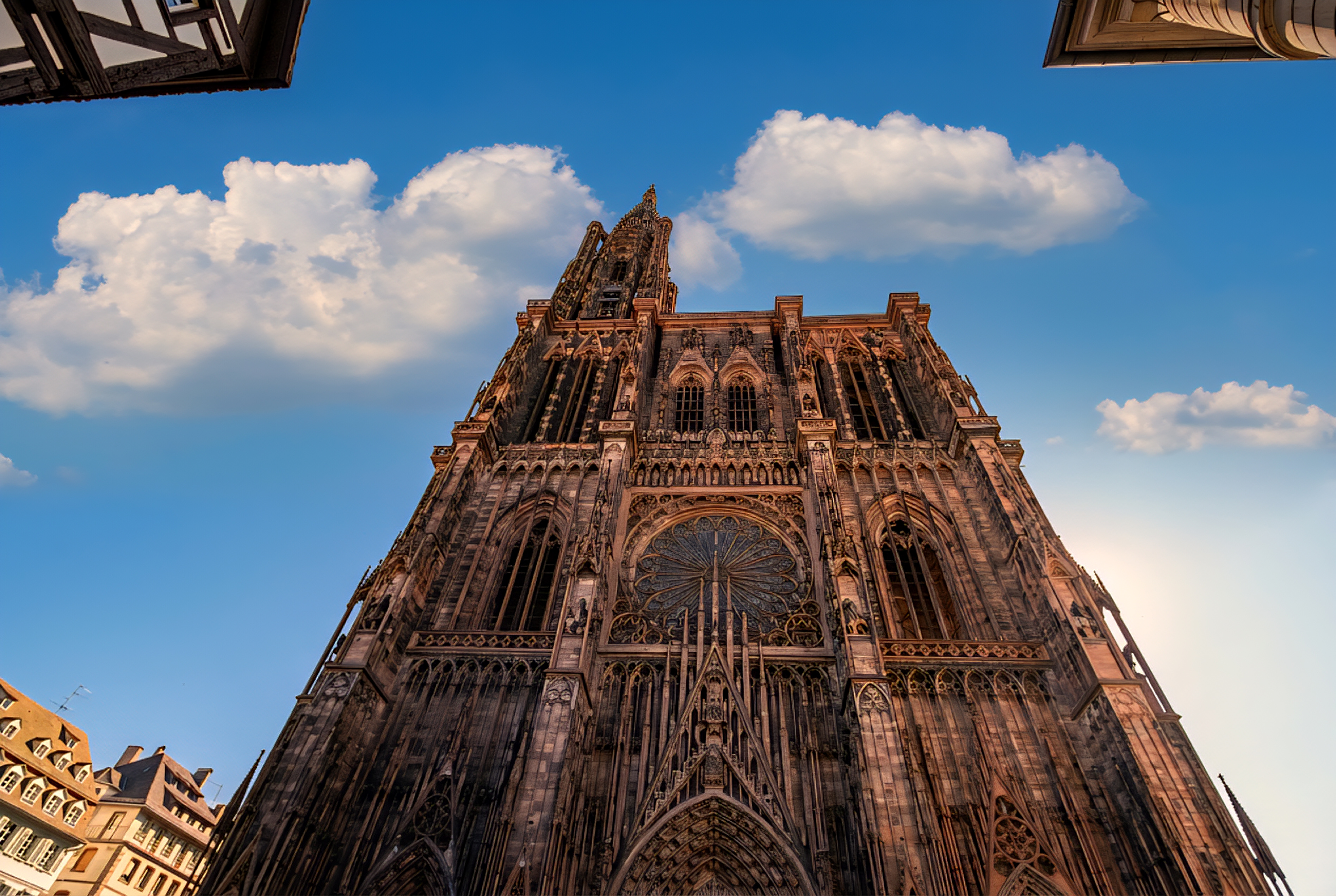 קתדרלה גותית היסטורית מרשימה ממבט תחתון על רקע שמיים כחולים | Impressive Historic Gothic Cathedral from Below against Blue Skies