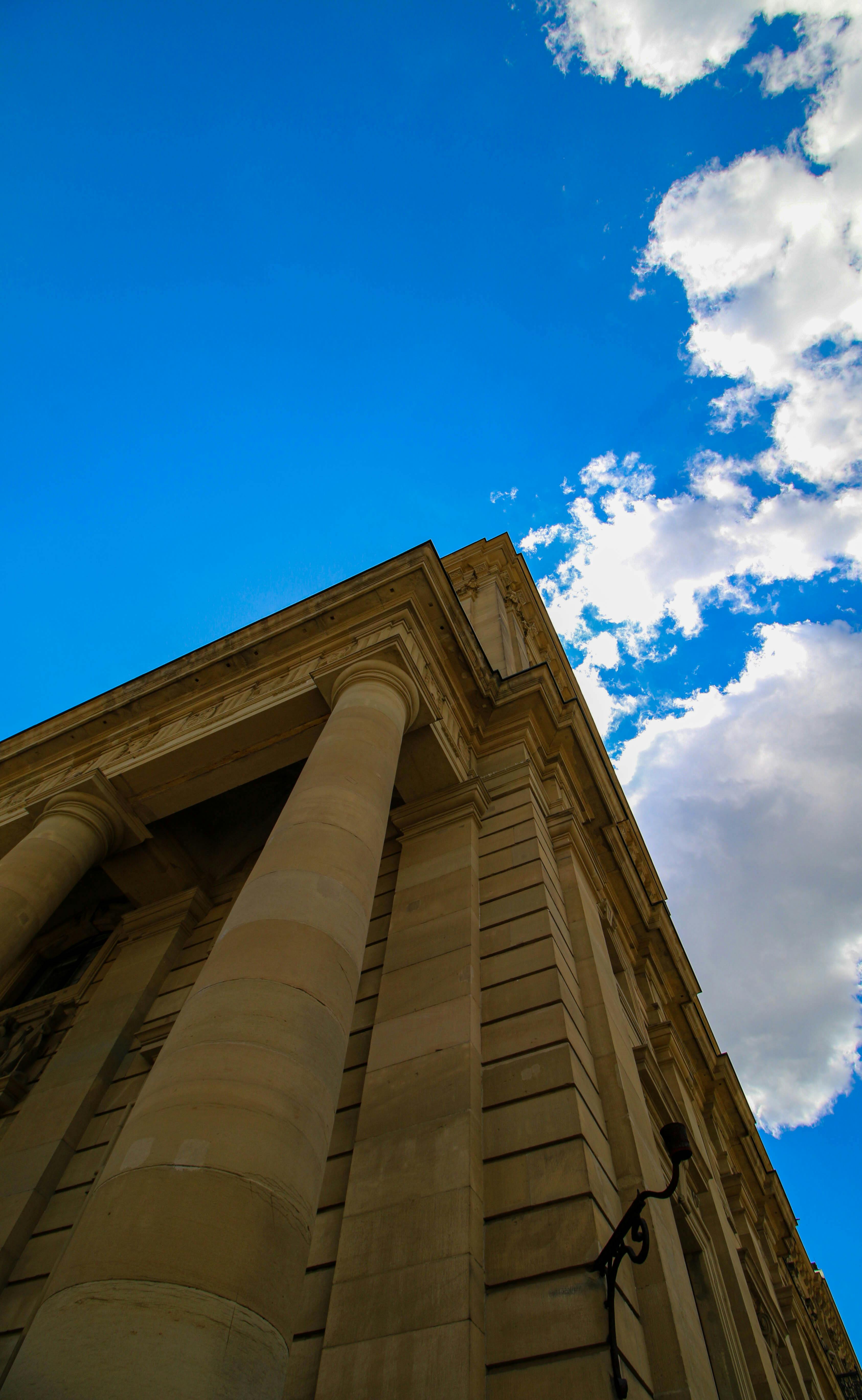 חזית בניין אבן קלאסי ועמודים מזווית נמוכה | Classic Stone Building Facade and Columns Low Angle
