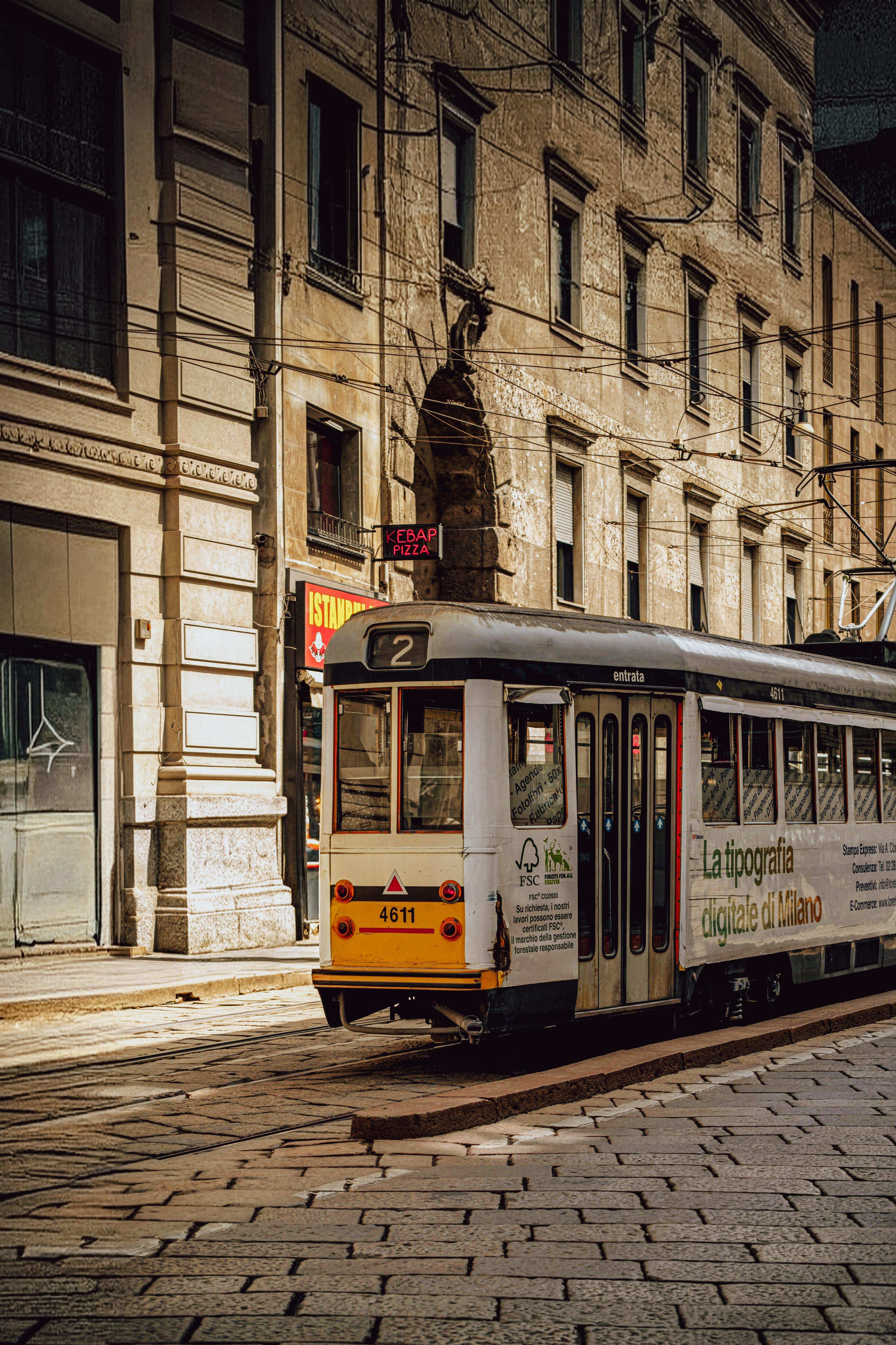 חשמלית וינטג' נוסעת ברחוב מרוצף אבן במילאנו