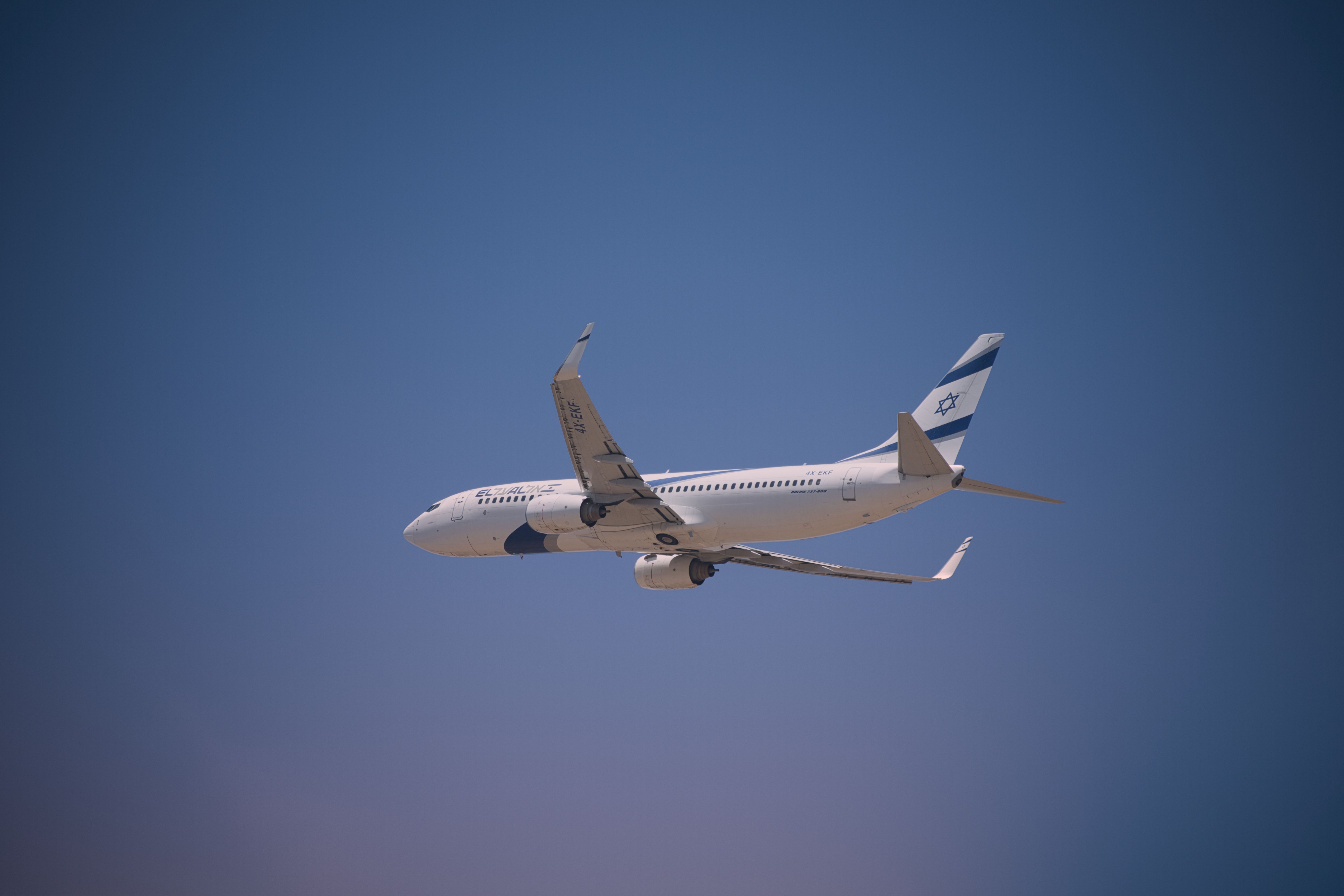 מטוס בואינג 737-800 של אל על בטיסה בשמיים כחולים