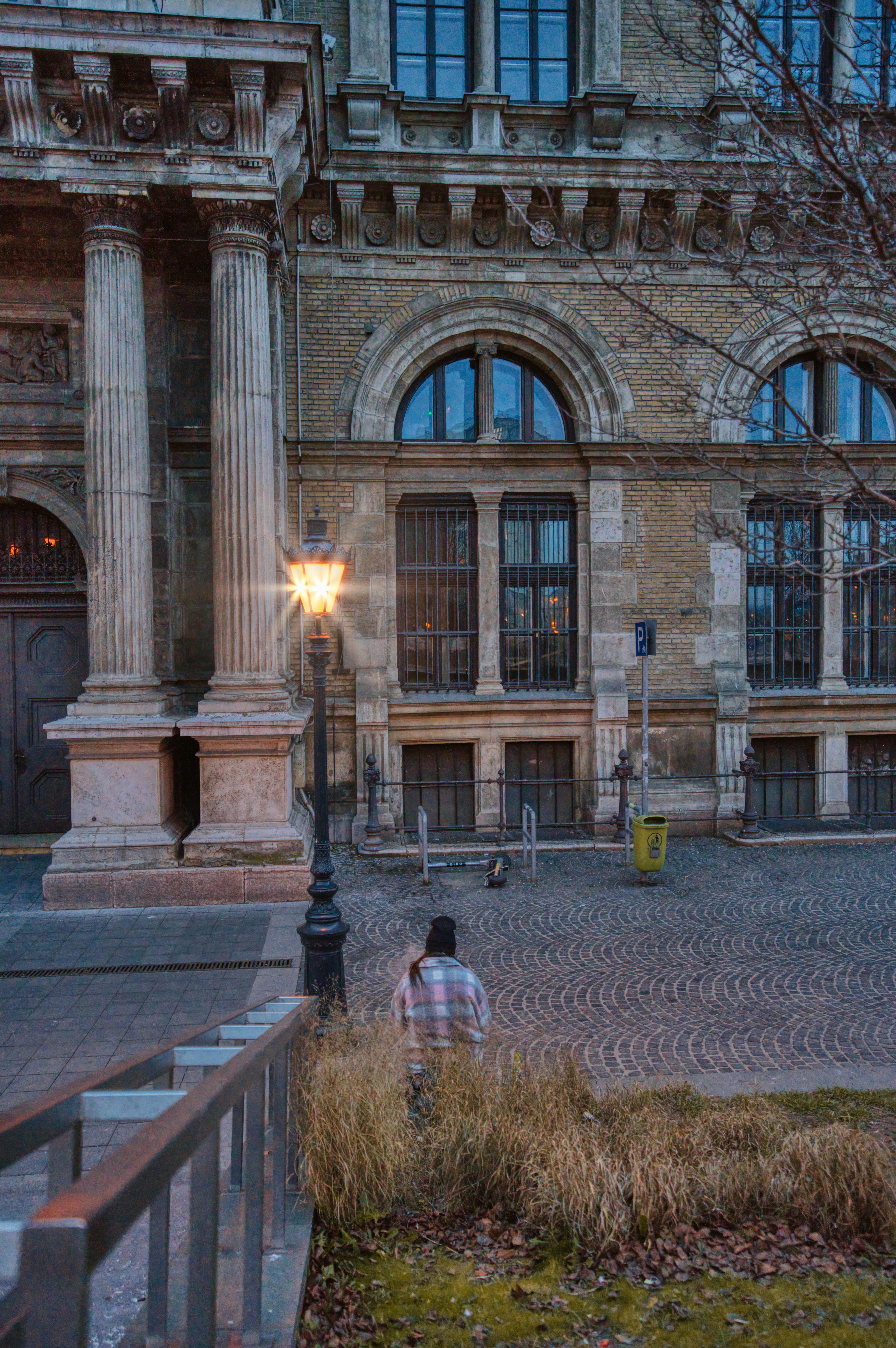 בניין היסטורי ופנס רחוב | Historic Building and Street Lamp