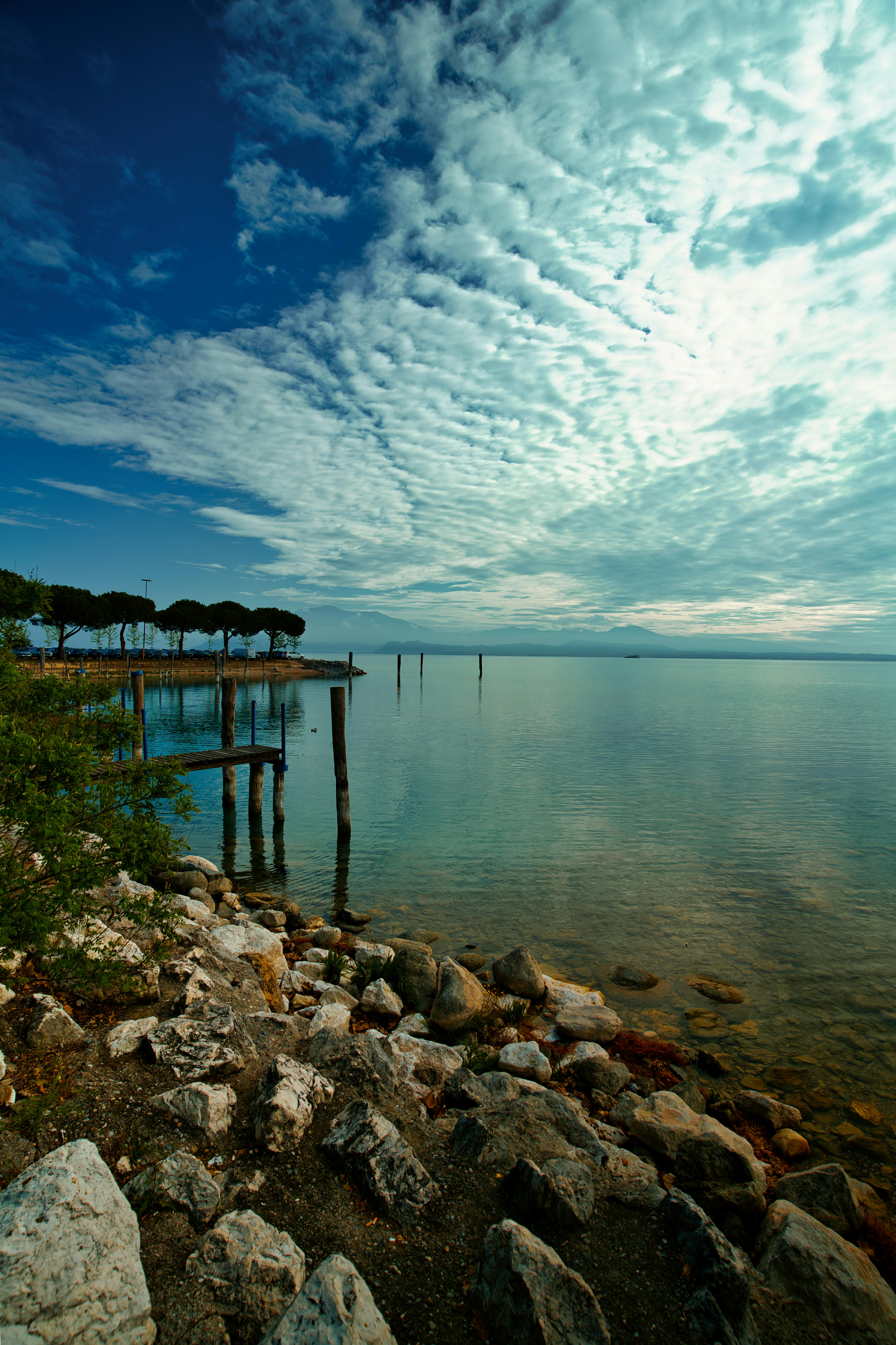 אגם שליו וחוף סלעי | Serene Lake and Rocky Shore