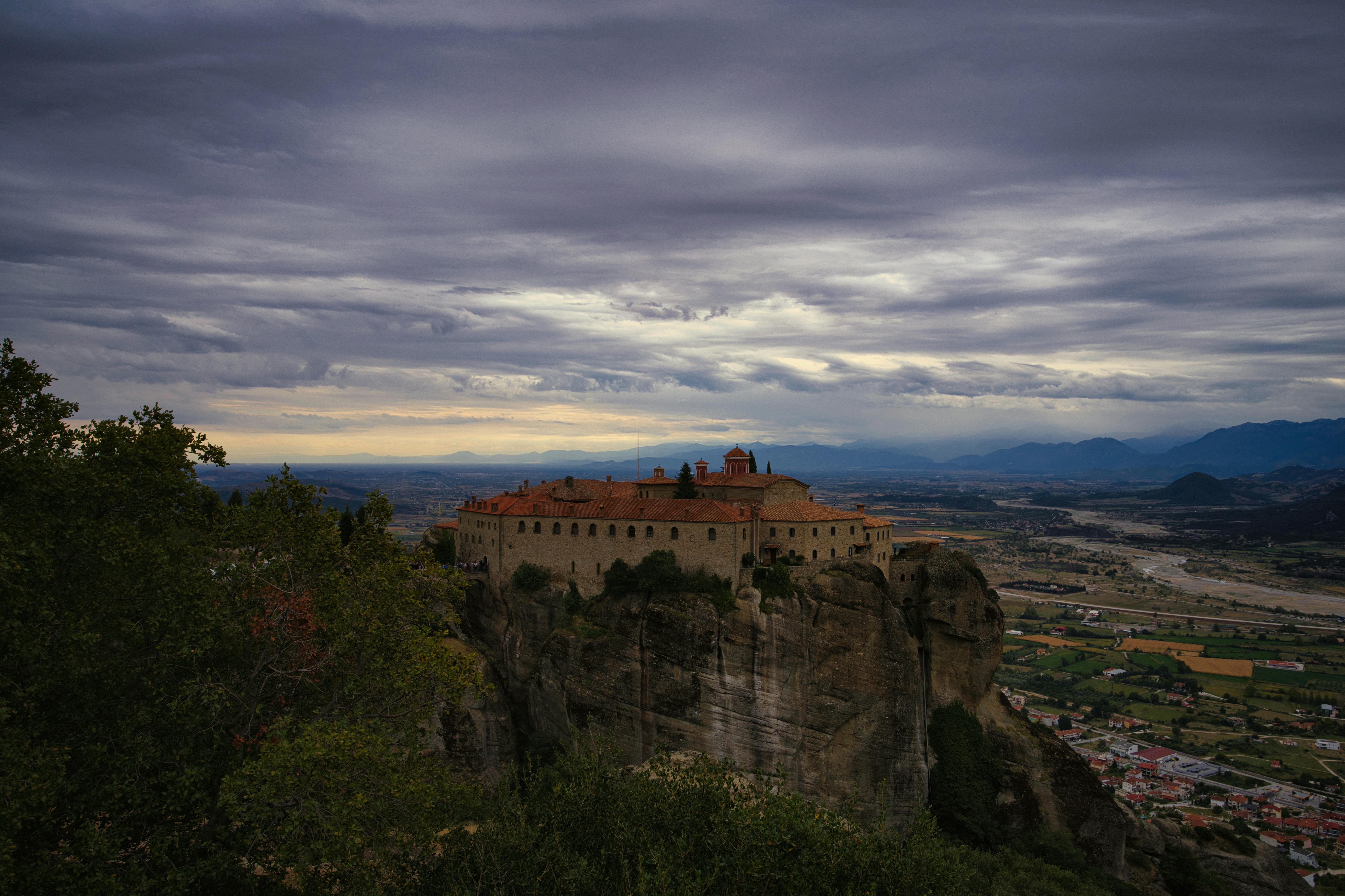 מנזר על הצוק ושמיים דרמטיים | Monastery on the Cliff and Dramatic Sky