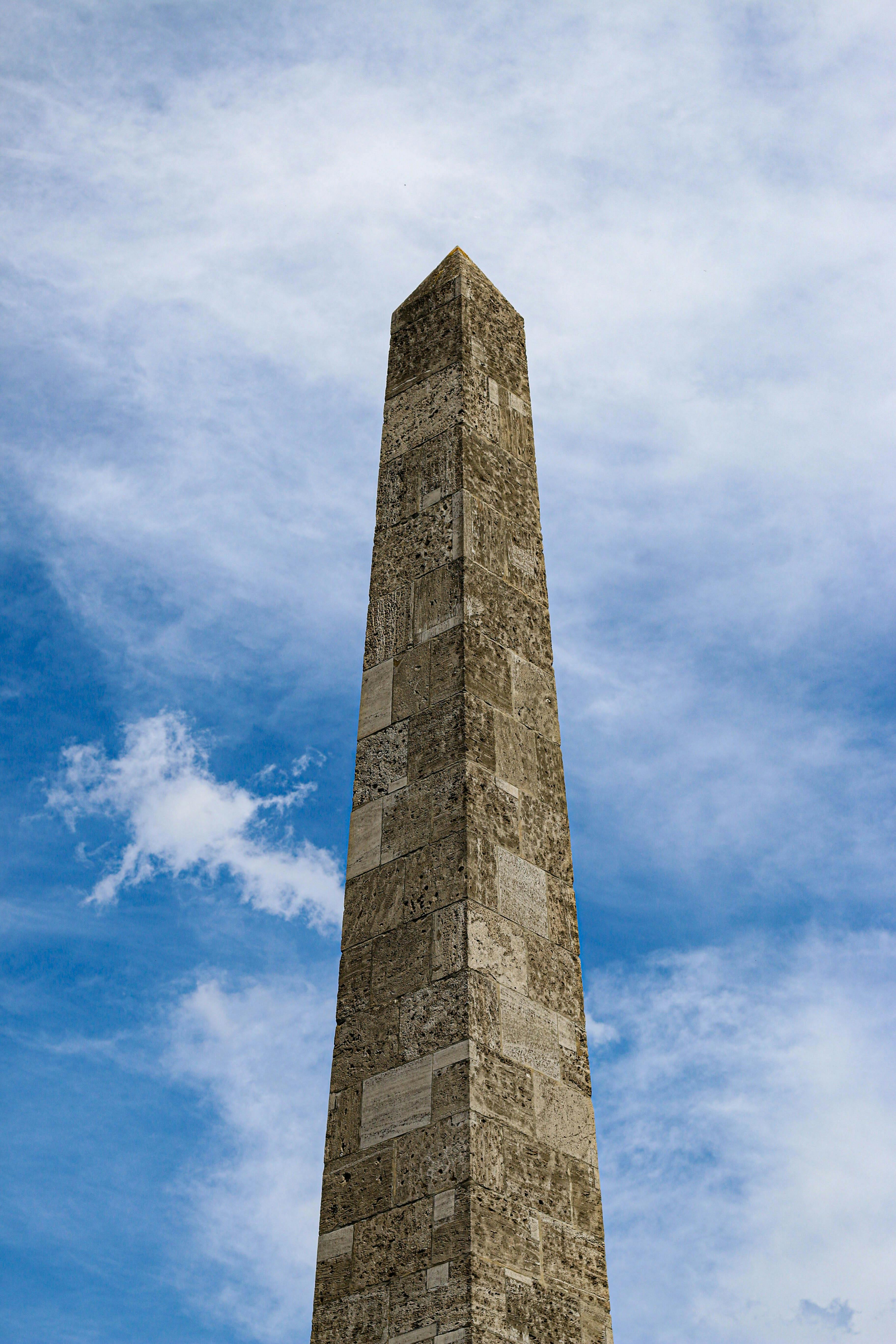 אובליסק אבן ושמיים כחולים | Stone Obelisk and Blue Sky