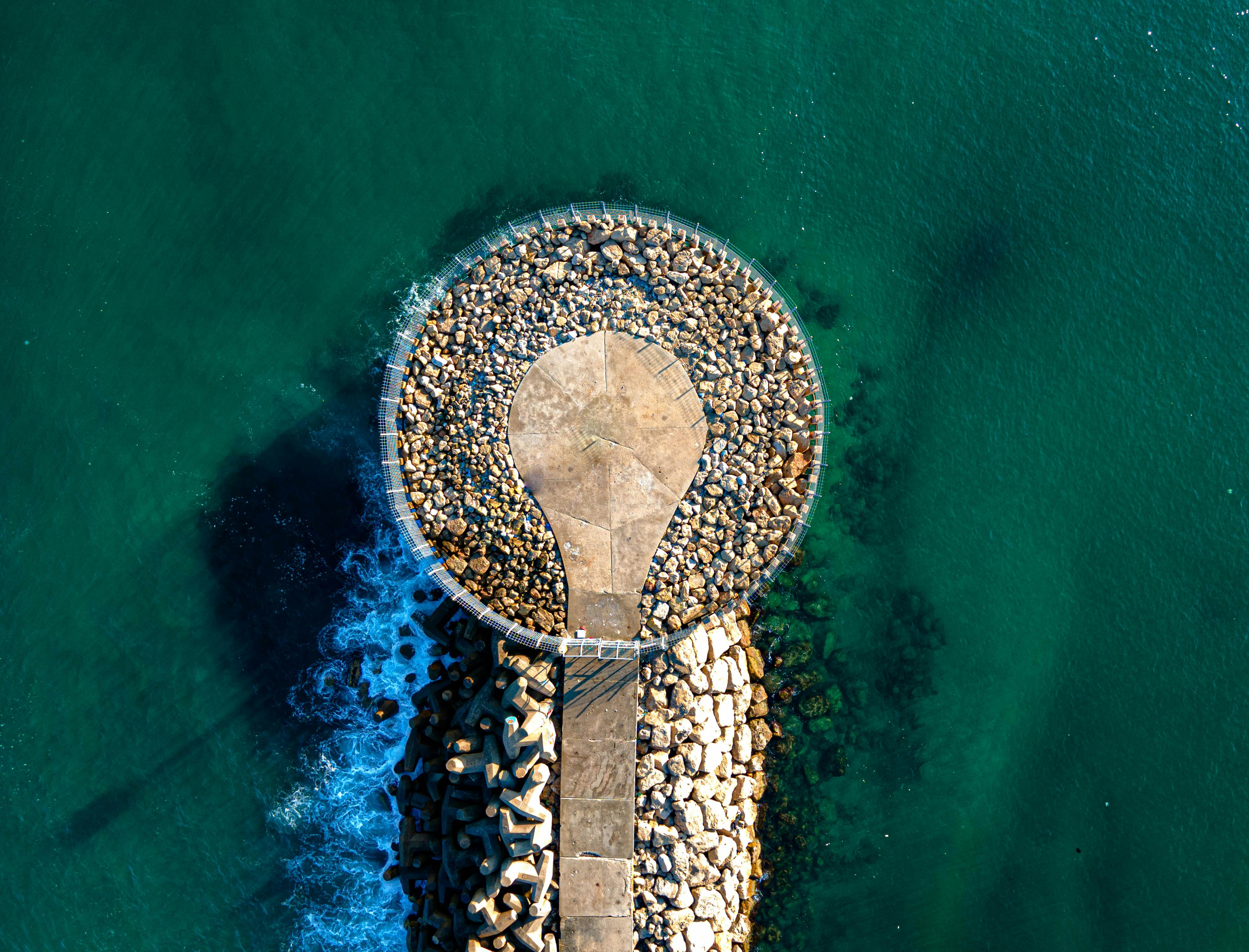 מזח סלעים עגול במבט על | Circular Stone Pier from Above