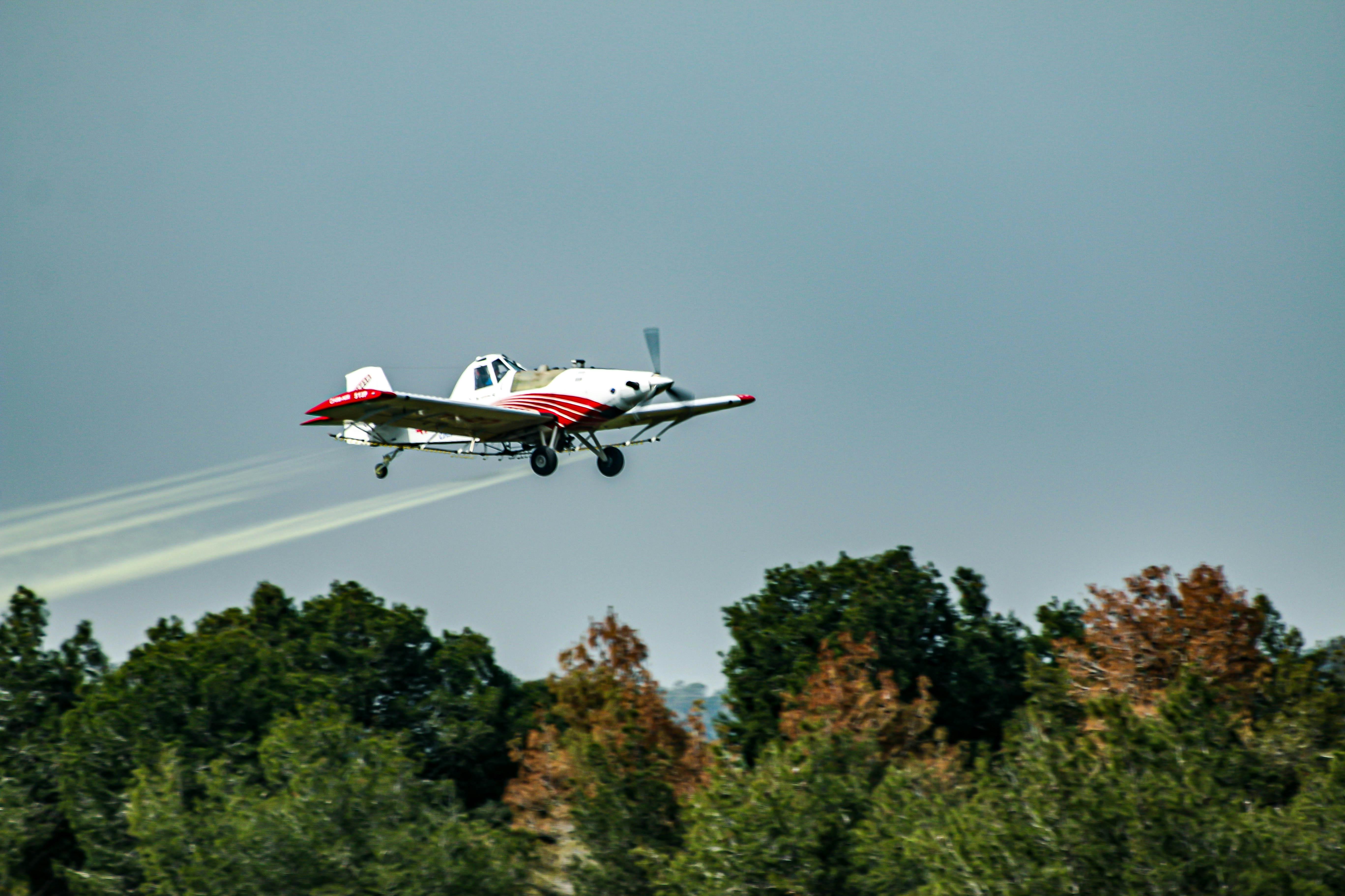 מטוס ריסוס מעל השדות | Crop Duster Plane Over Fields
