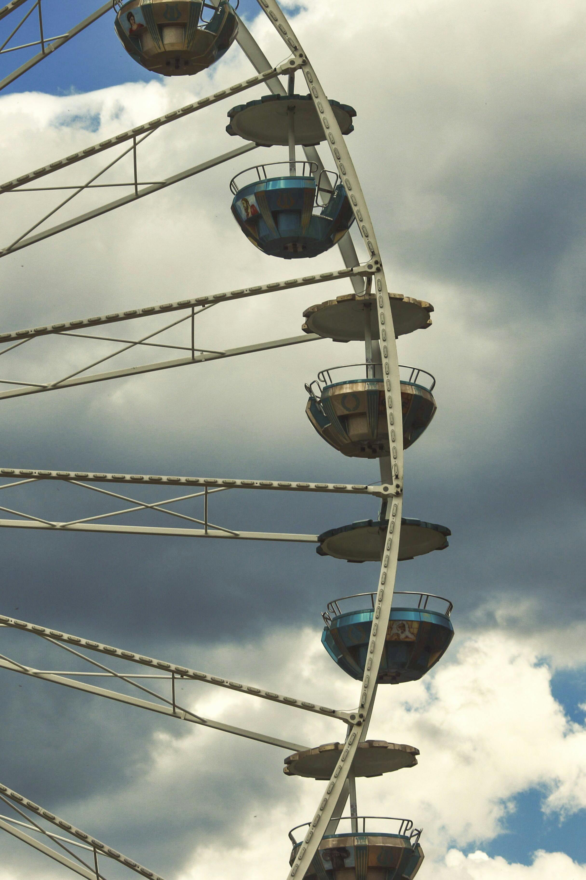 גלגל ענק ושמיים מעוננים | Ferris Wheel and Cloudy Sky