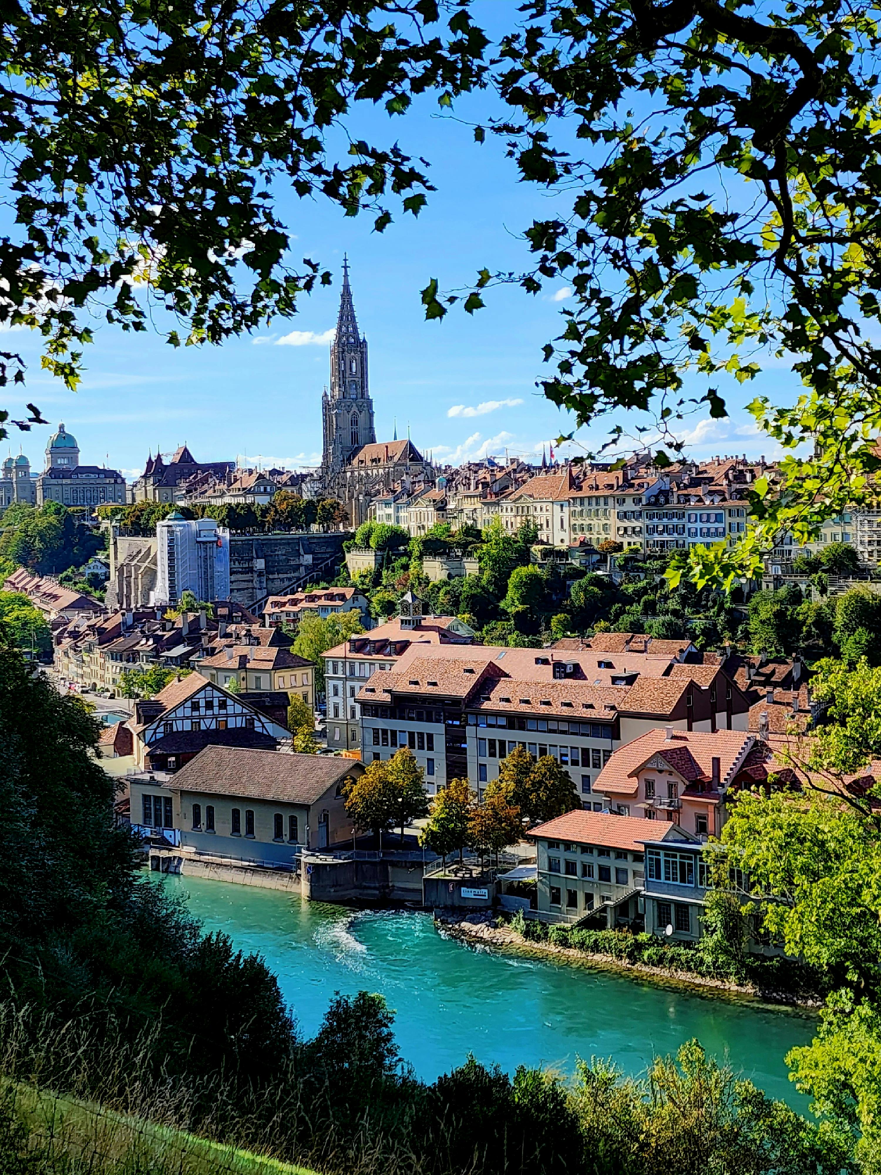 נוף העיר העתיקה והנהר הטורקיז | Old City View and Turquoise River